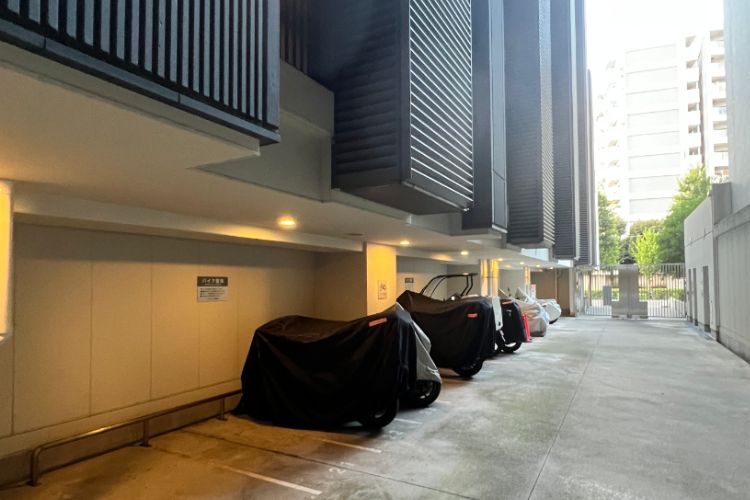 スカイティアラのバイク置場